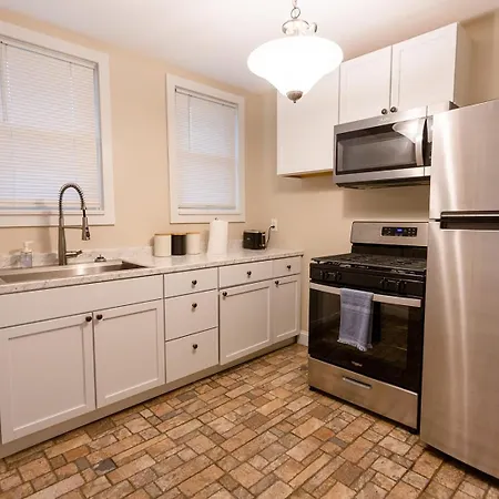 Rolston 1 Bedroom House Near Xavier, Downtown